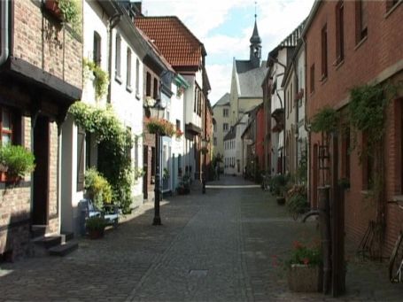 Kempen : Tiefstraße, im Hintergrund die Paterskirche